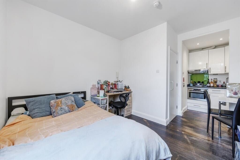 Flat Matheson Road in Greater London