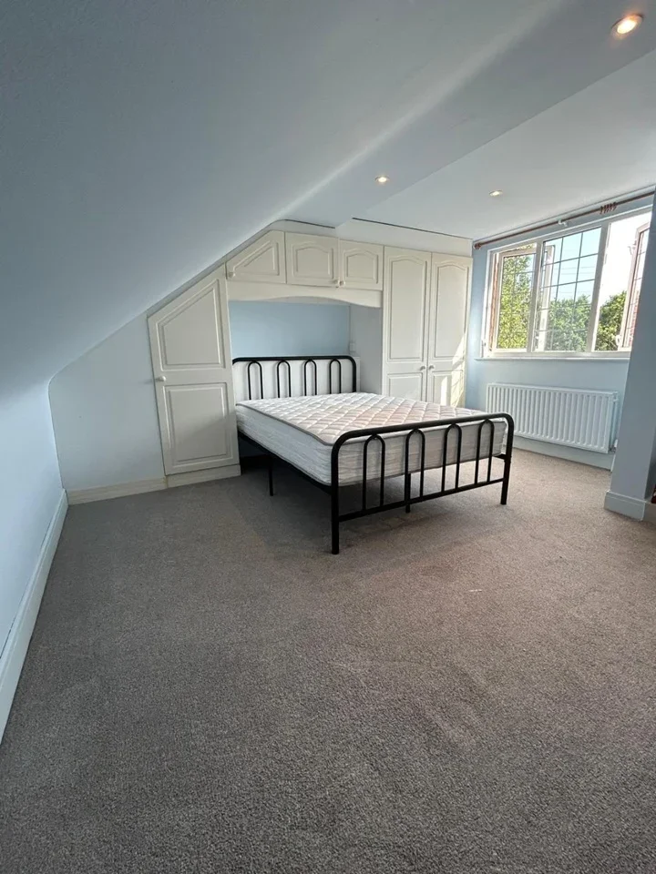 Room Rosehill Avenue in Greater London