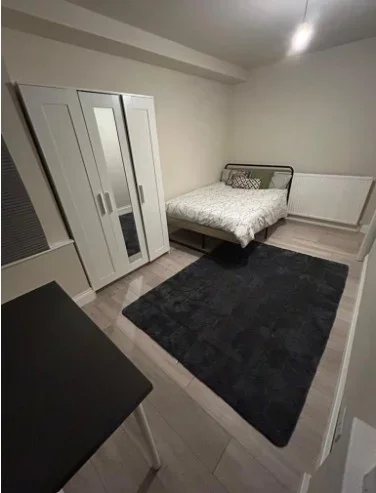 Room Rosehill Avenue in Greater London