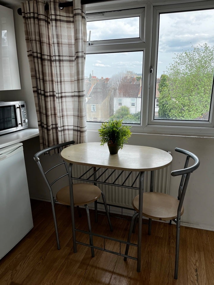 Room Belgrave Avenue in Watford