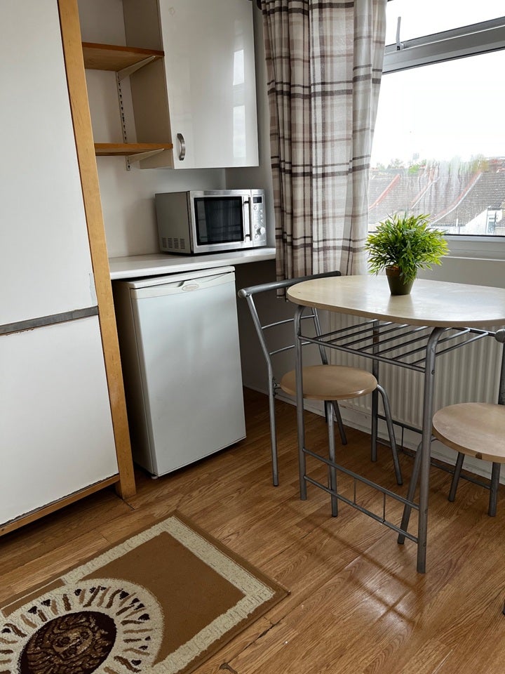 Room Belgrave Avenue in Watford