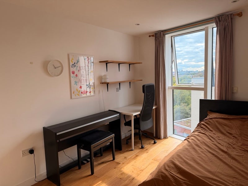 Room Queen's Drive in Greater London