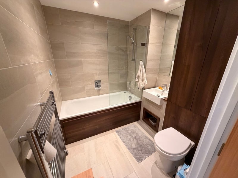 Room Queen's Drive in Greater London