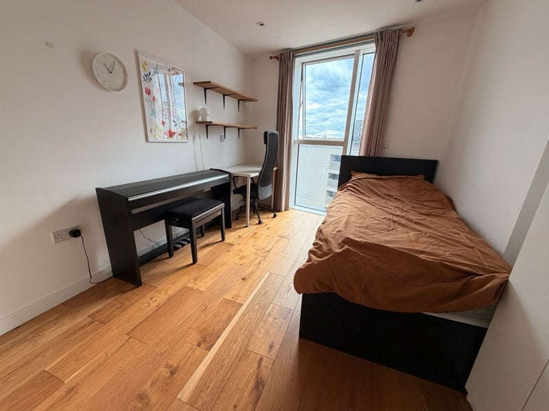 Room Queen's Drive in Greater London