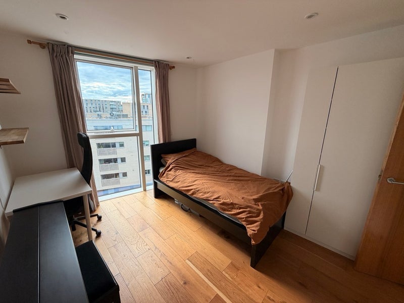 Room Queen's Drive in Greater London