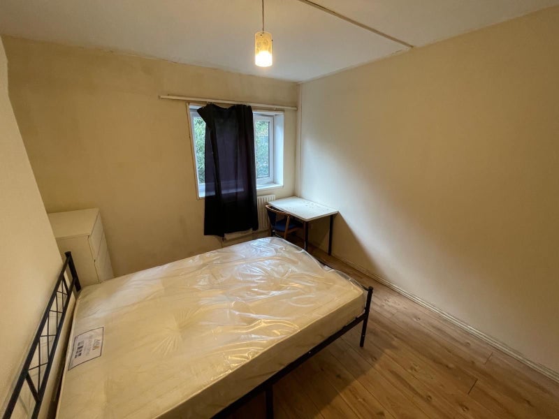 Room Malcolm Road in Greater London