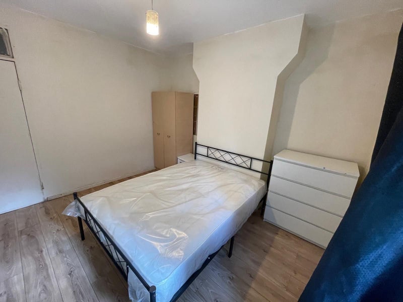 Room Malcolm Road in Greater London