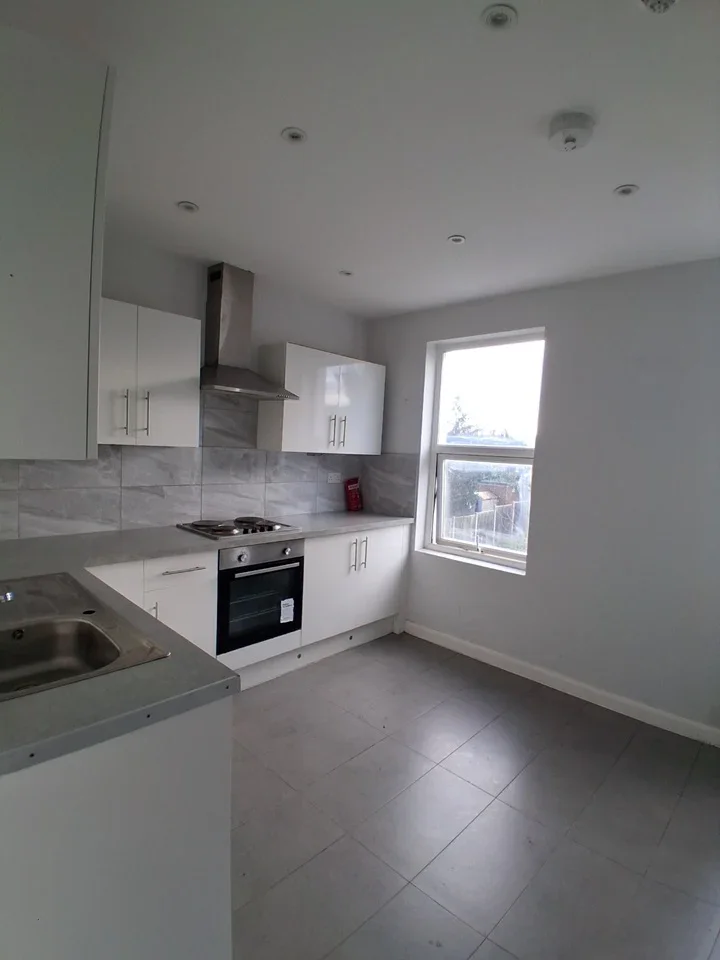 Room Marmadon Road in Greater London