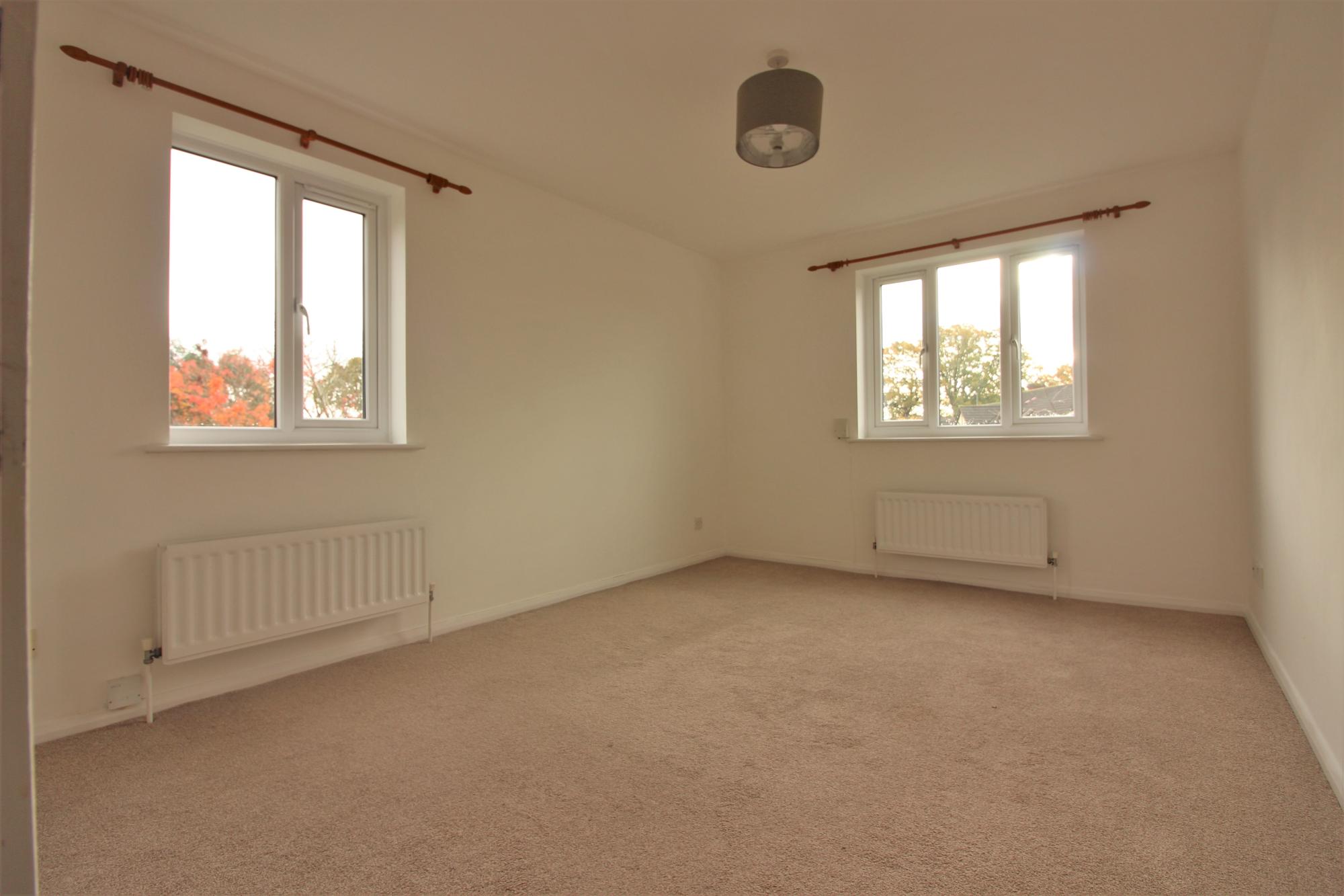 Flat Mayfield Road in Walton on Thames
