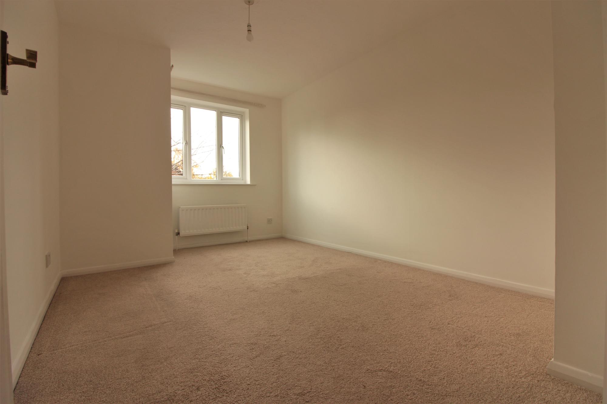 Flat Mayfield Road in Walton on Thames