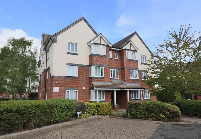 Flat Mayfield Road in Walton on Thames