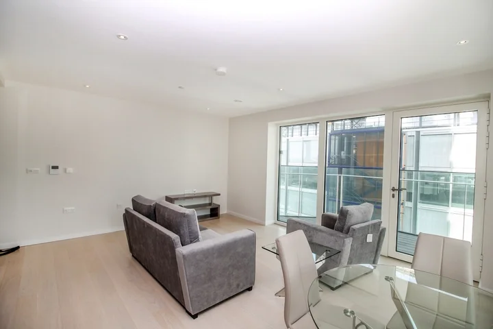 Flat Westfield Avenue in Greater London