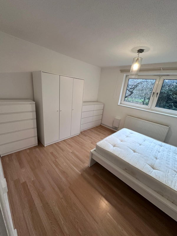 Room Berwick Road in Greater London