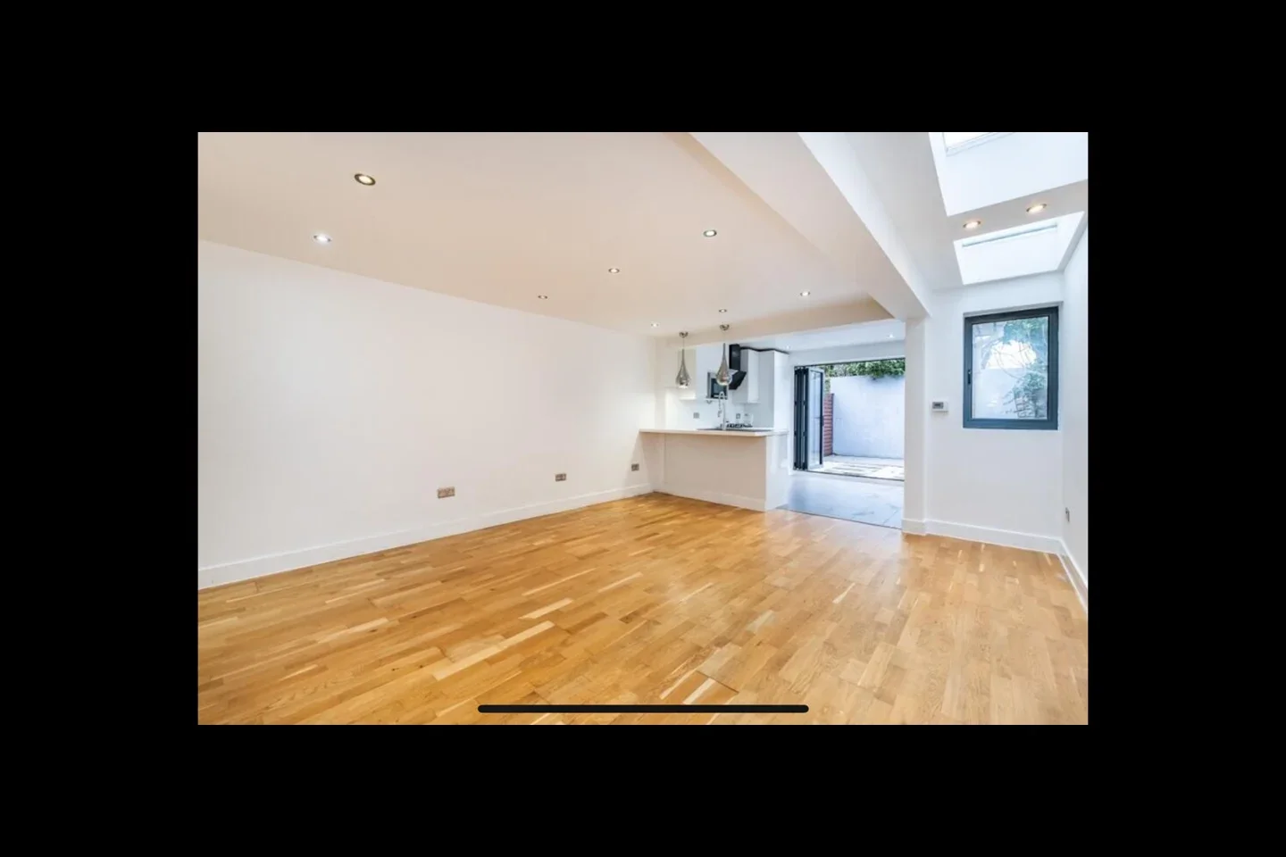 Flat Tennyson Road in Greater London