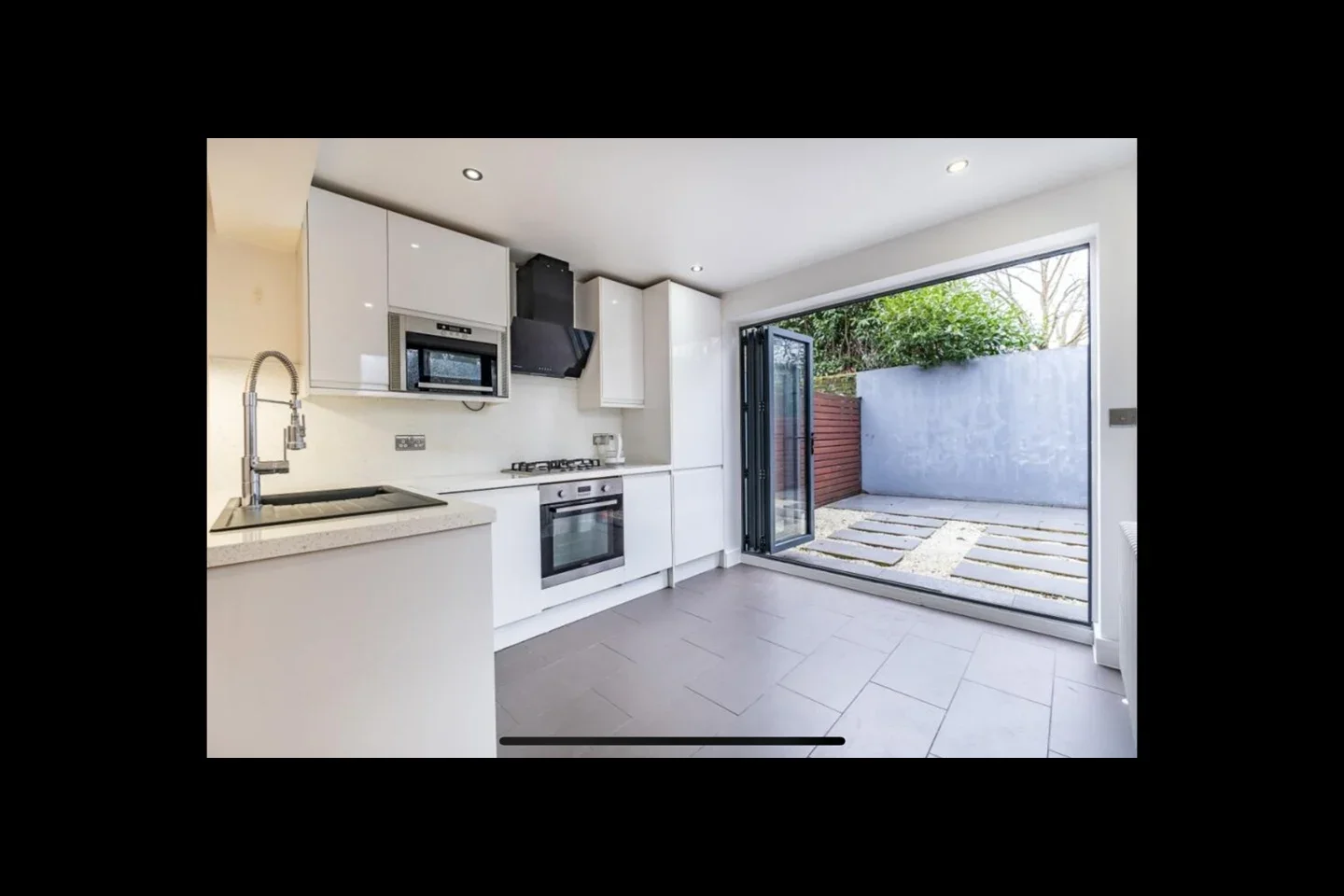 Flat Tennyson Road in Greater London
