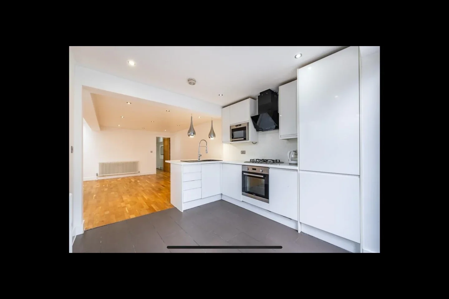 Flat Tennyson Road in Greater London