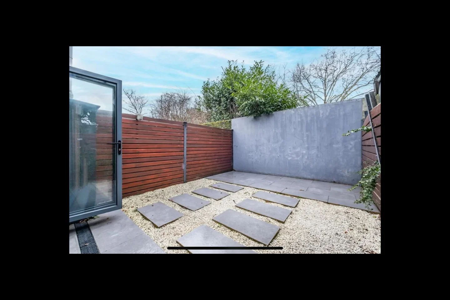 Flat Tennyson Road in Greater London