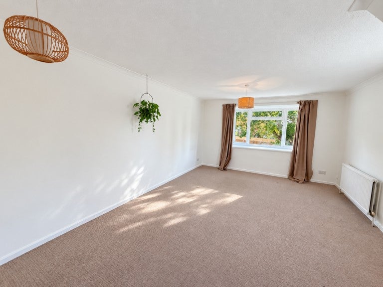 Flat Ellery Road in Greater London