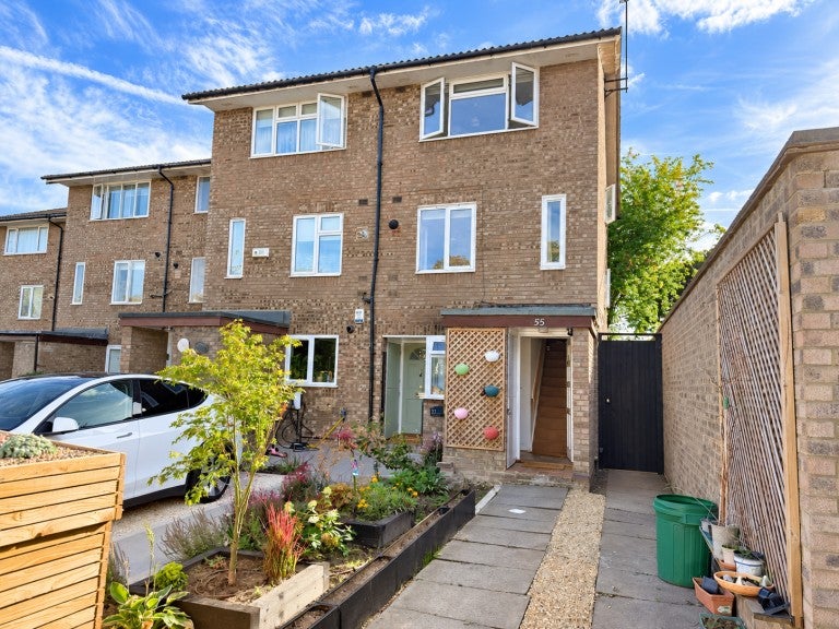 Flat Ellery Road in Greater London