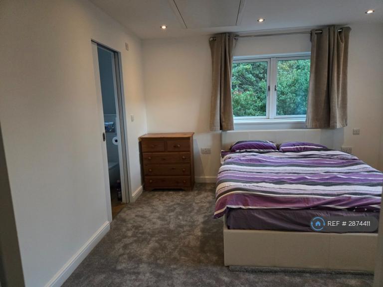 Room Chevalier Grove in Milton Keynes