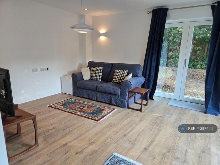 Room Chevalier Grove in Milton Keynes