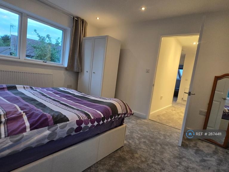 Room Chevalier Grove in Milton Keynes