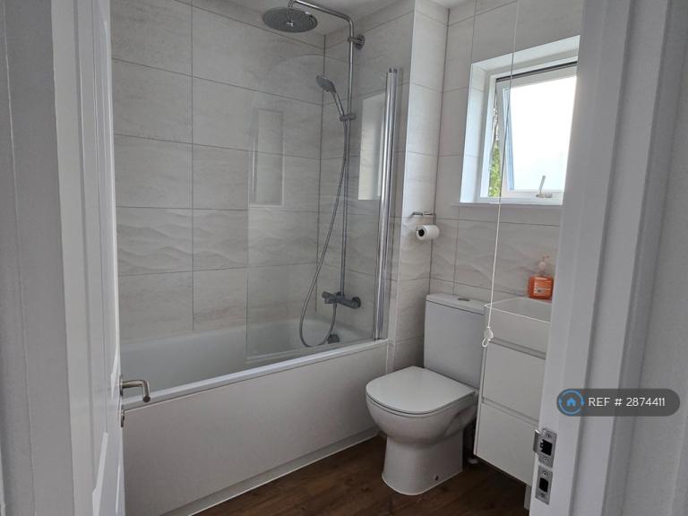 Room Chevalier Grove in Milton Keynes