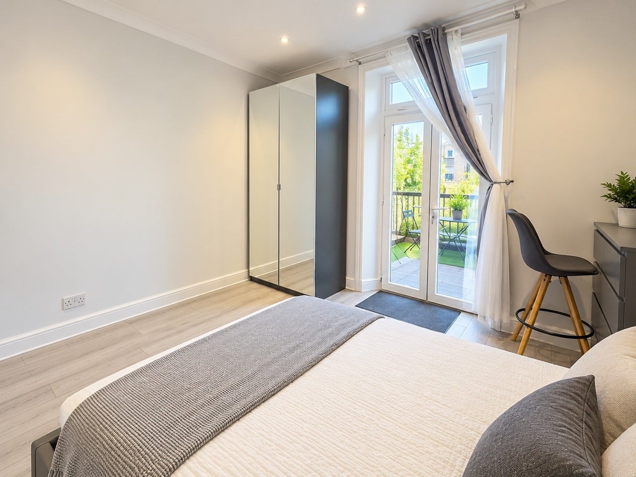 Room Talgarth Road in Greater London