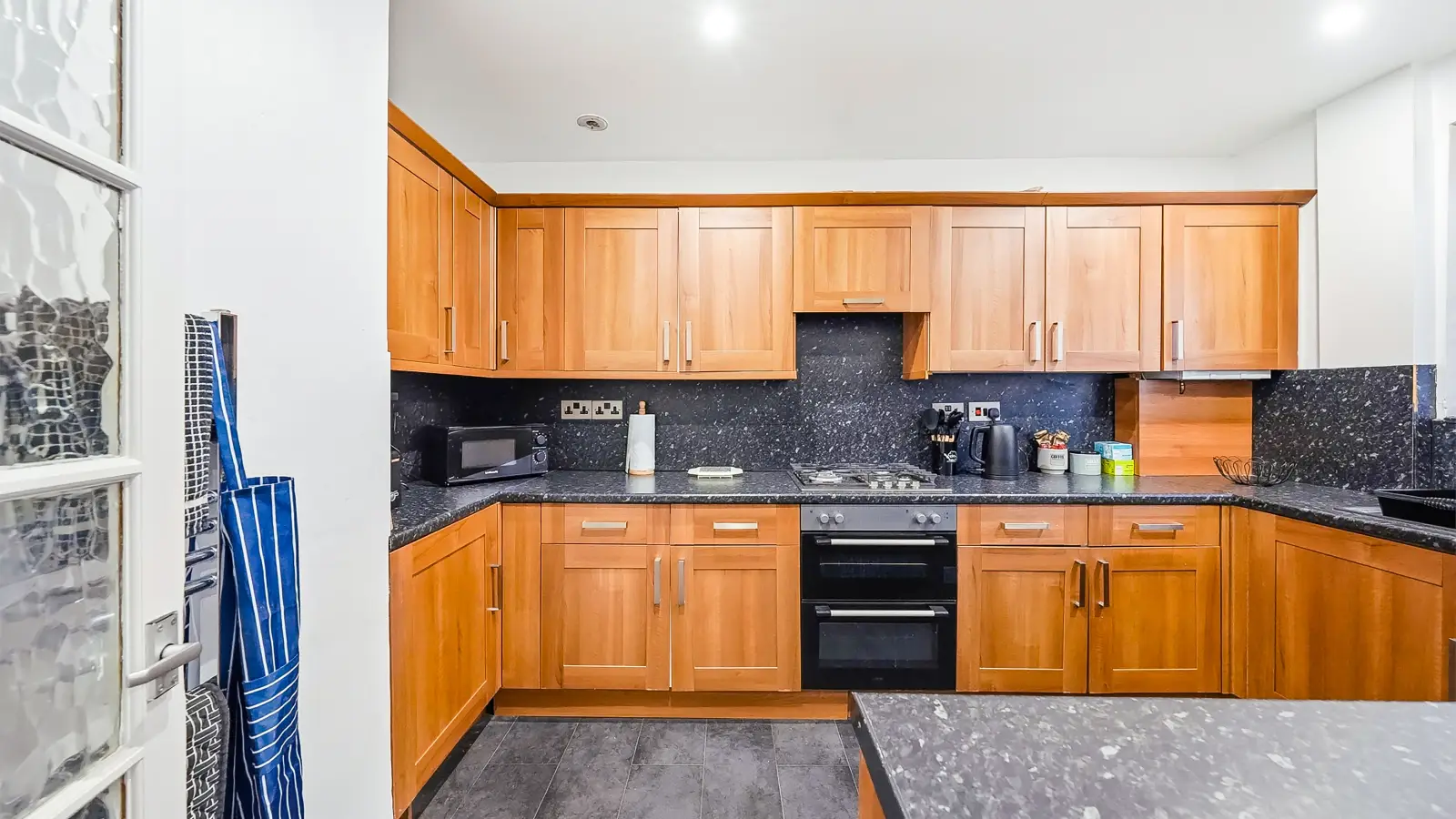Flat Seneca Road in Greater London