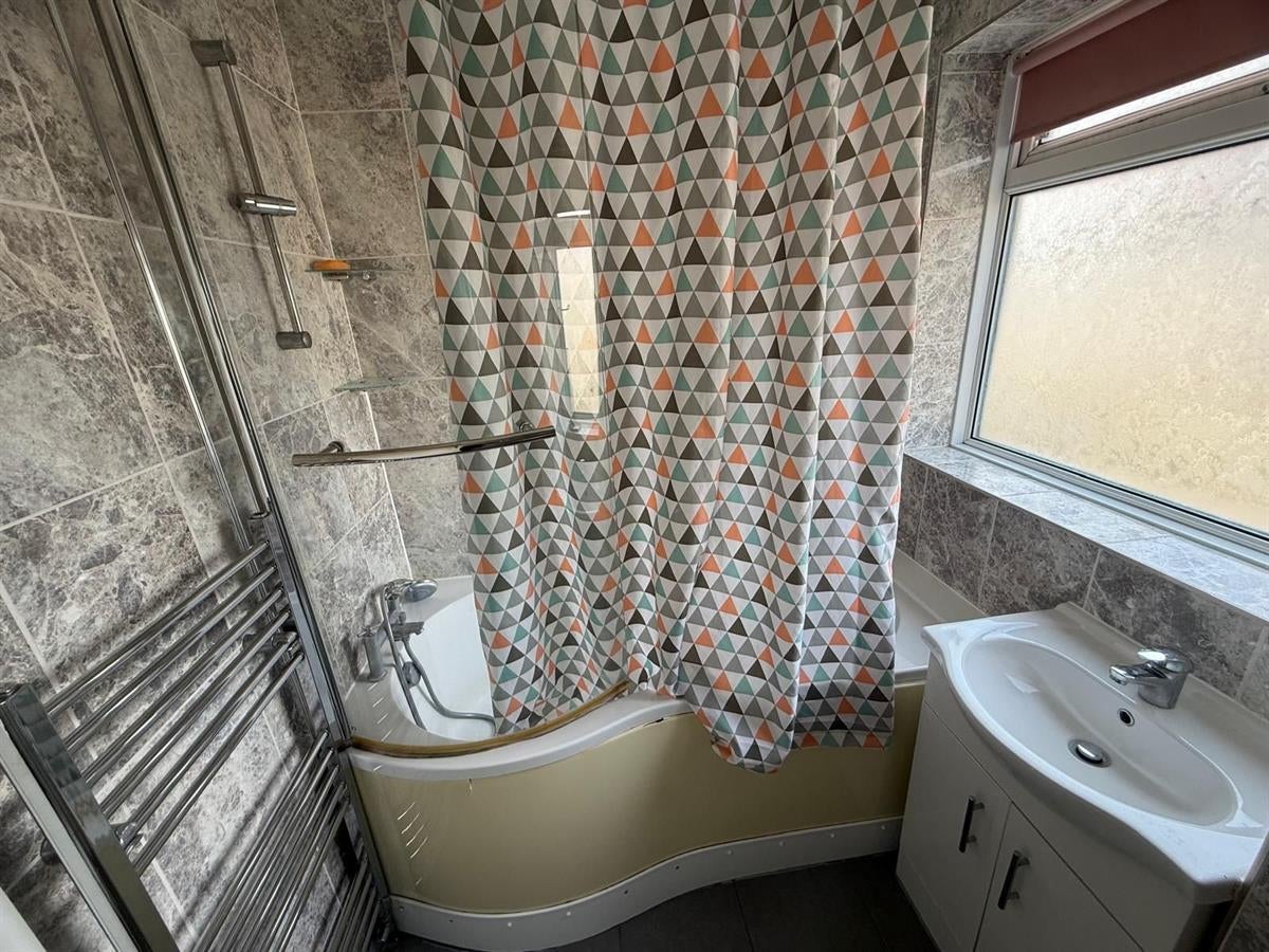 Room Dunedin Way in Greater London