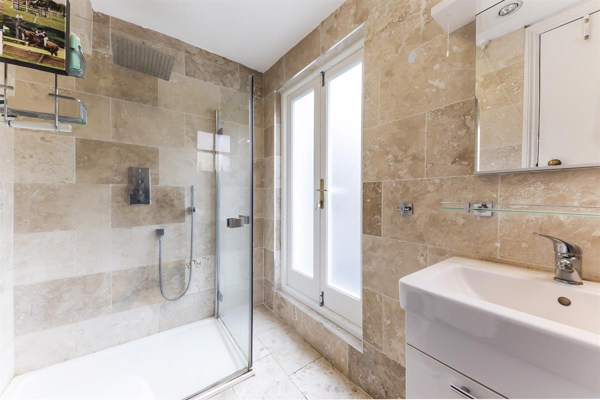 Flat Brunswick Gardens in Greater London