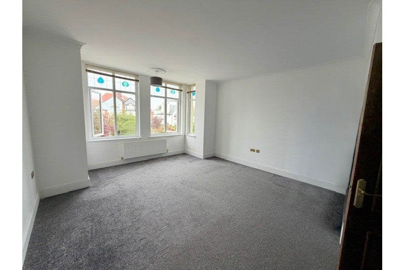Flat Crowstone Road in Southend-on-Sea