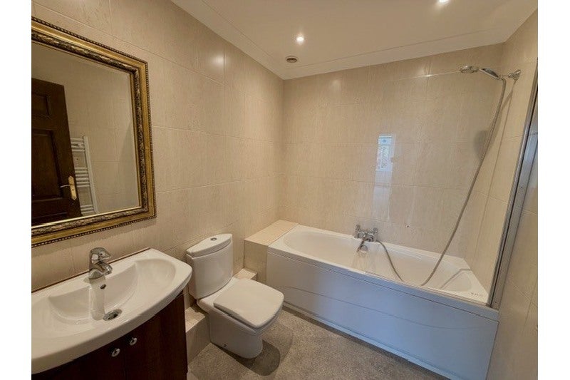 Flat Crowstone Road in Southend-on-Sea