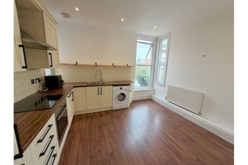 Flat Crowstone Road in Southend-on-Sea