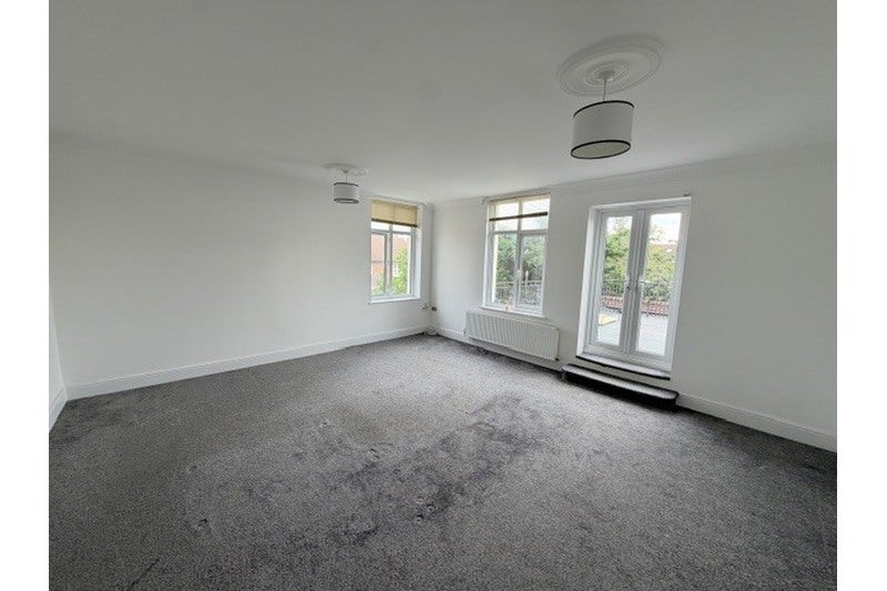 Flat Crowstone Road in Southend-on-Sea