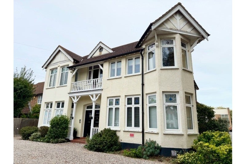 Flat Crowstone Road in Southend-on-Sea