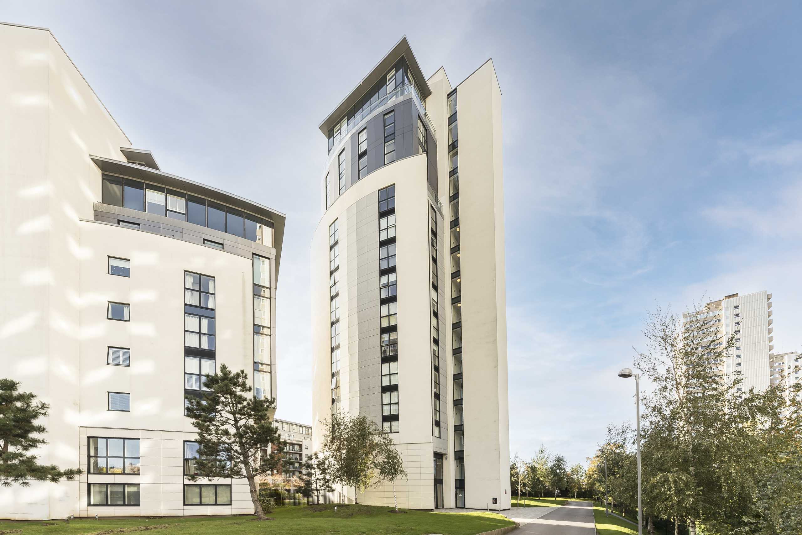 Flat Pump House Crescent in Greater London