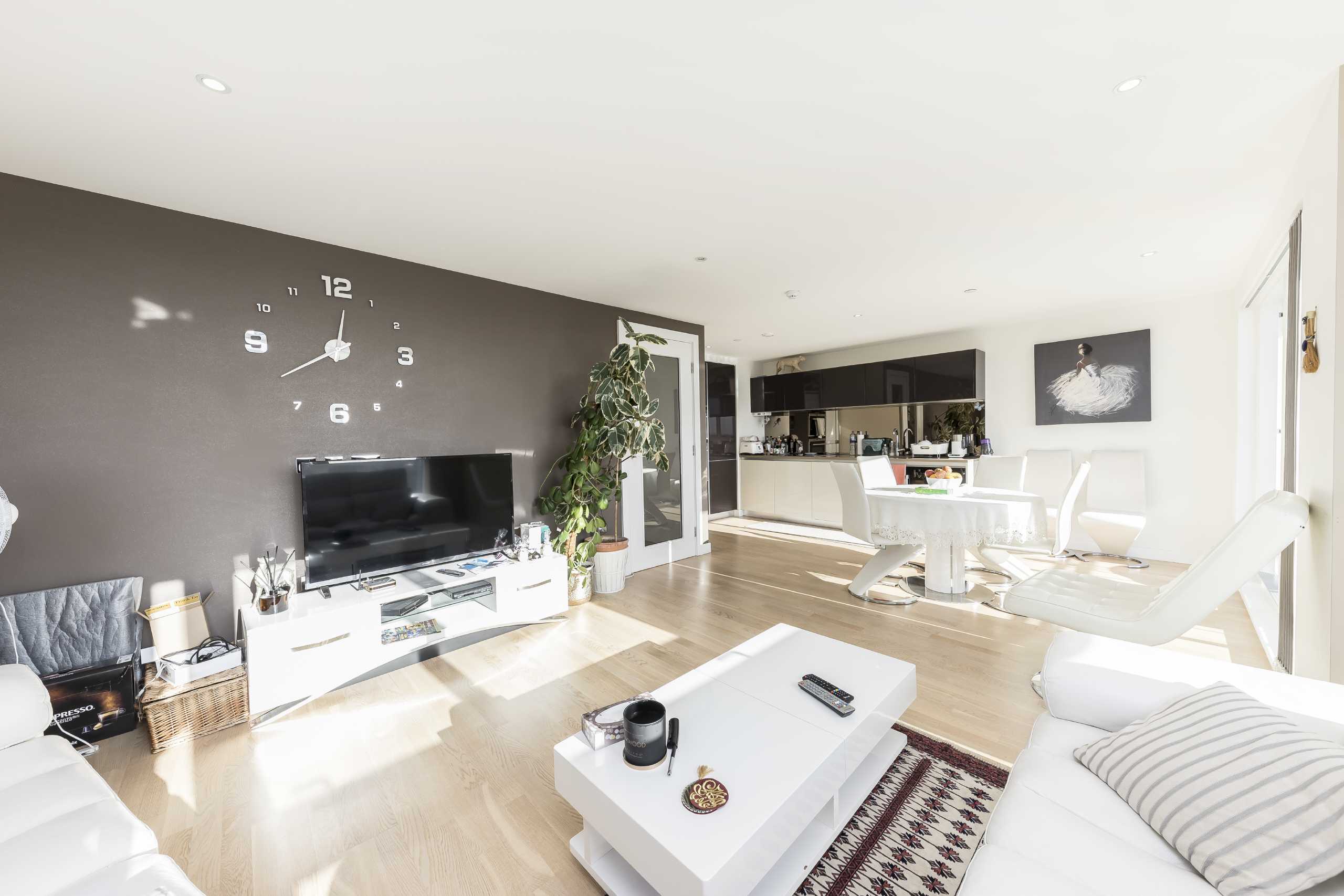 Flat Pump House Crescent in Greater London