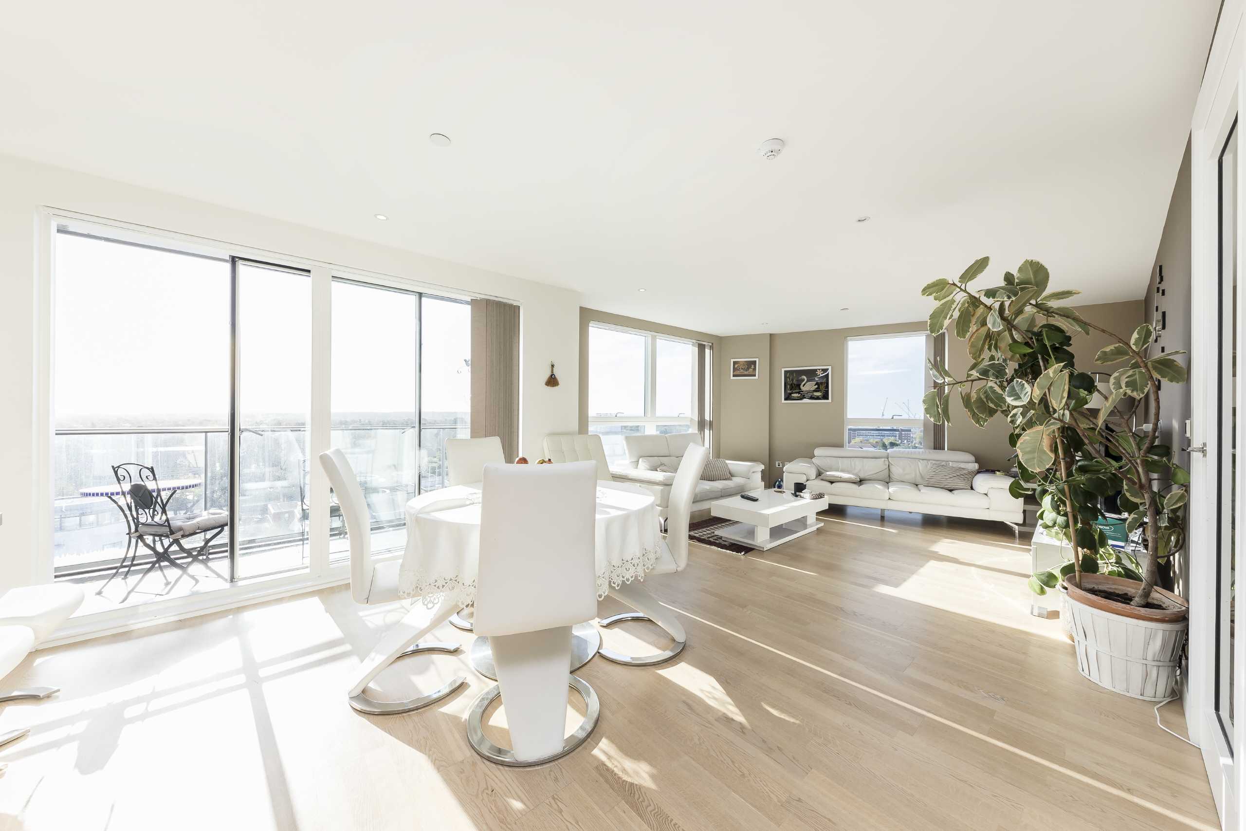 Flat Pump House Crescent in Greater London
