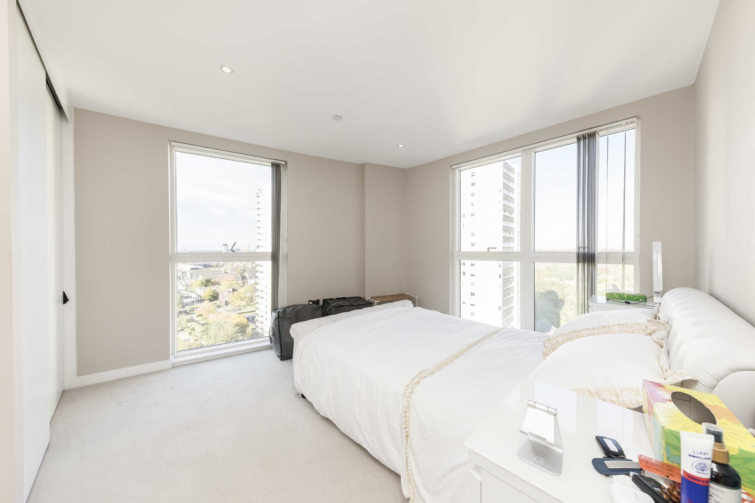 Flat Pump House Crescent in Greater London