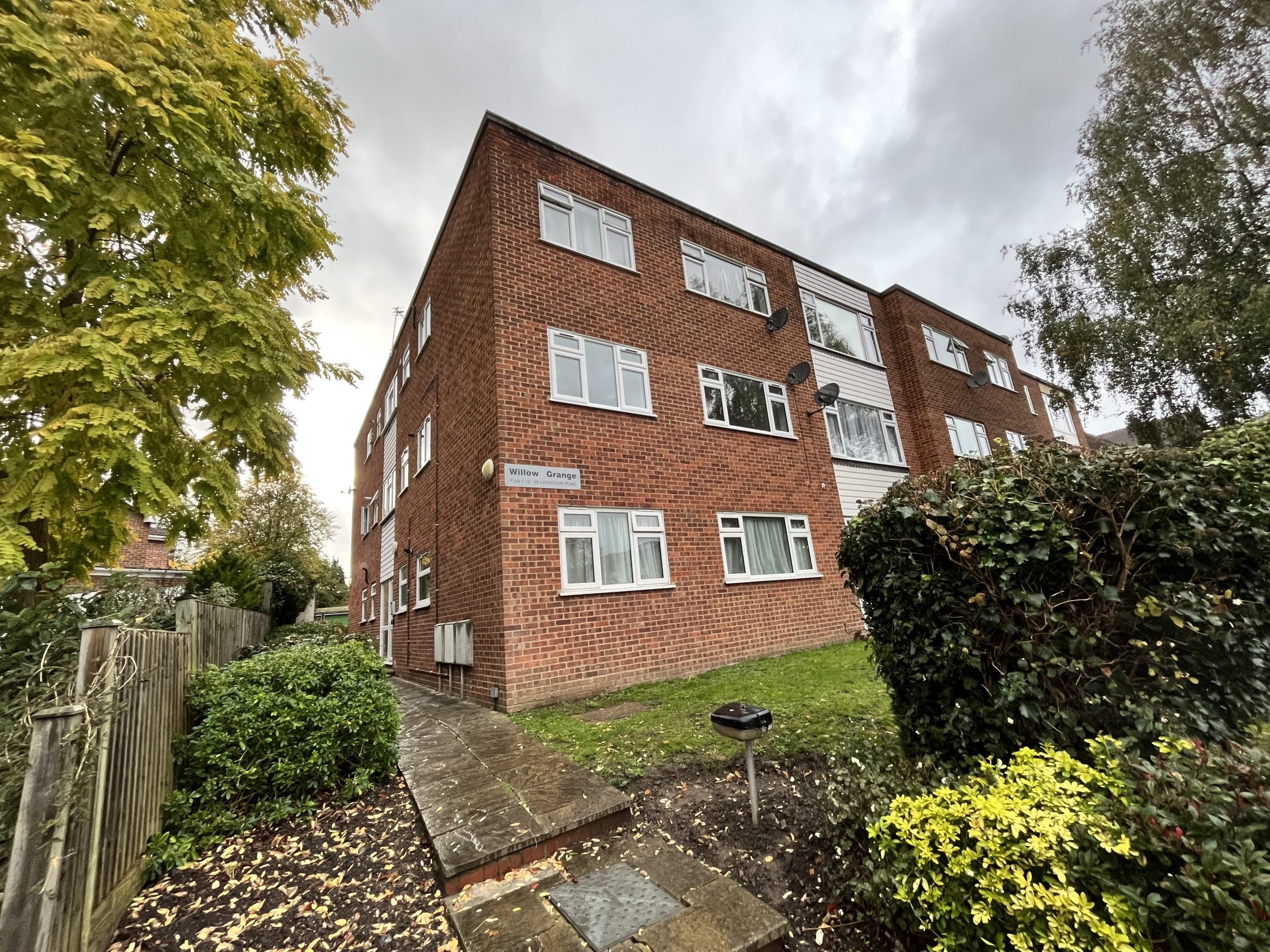 Flat Manor Road in Greater London