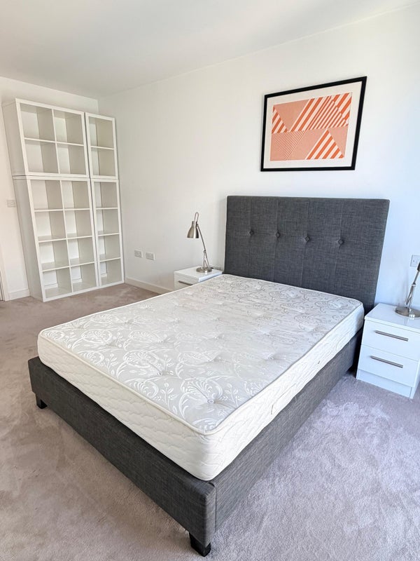Room Schooner Road in Greater London