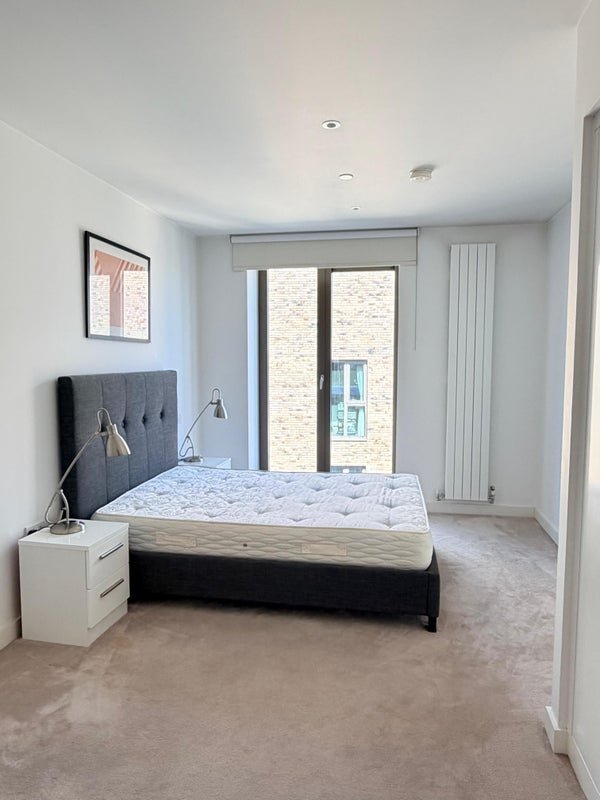 Room Schooner Road in Greater London