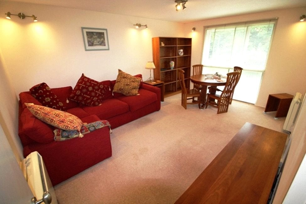 Flat Trafalgar Court in Reading