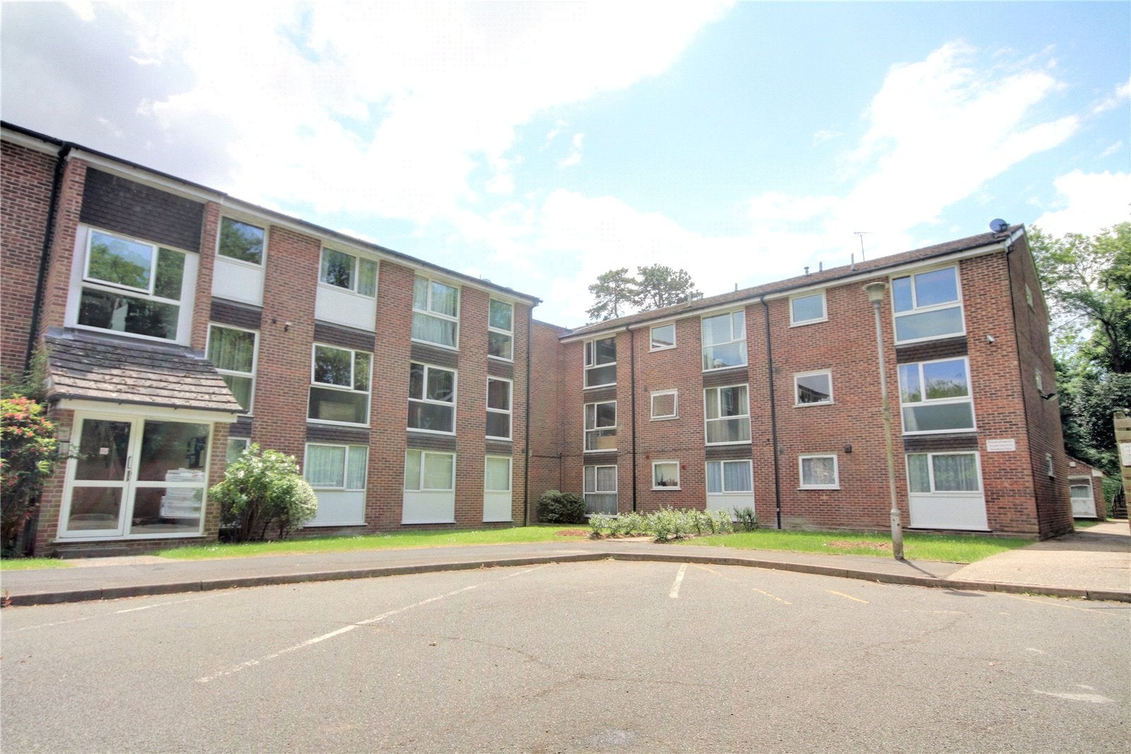 Flat Trafalgar Court in Reading