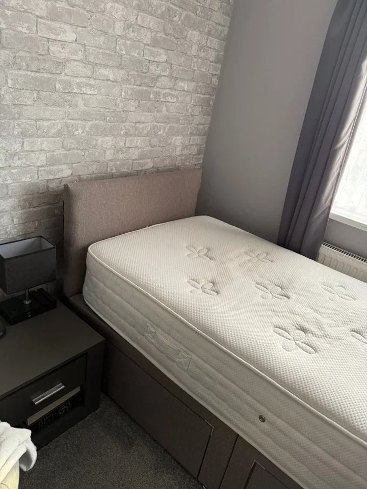 Room Manor Road in Greater London