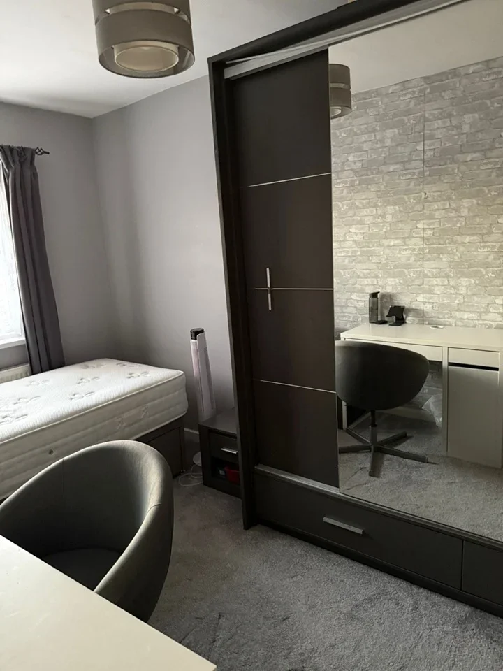 Room Manor Road in Greater London