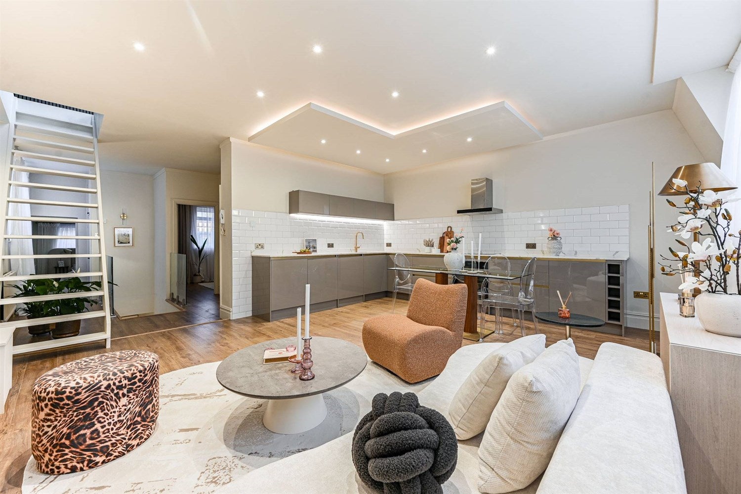 Flat Eardley Crescent in Greater London