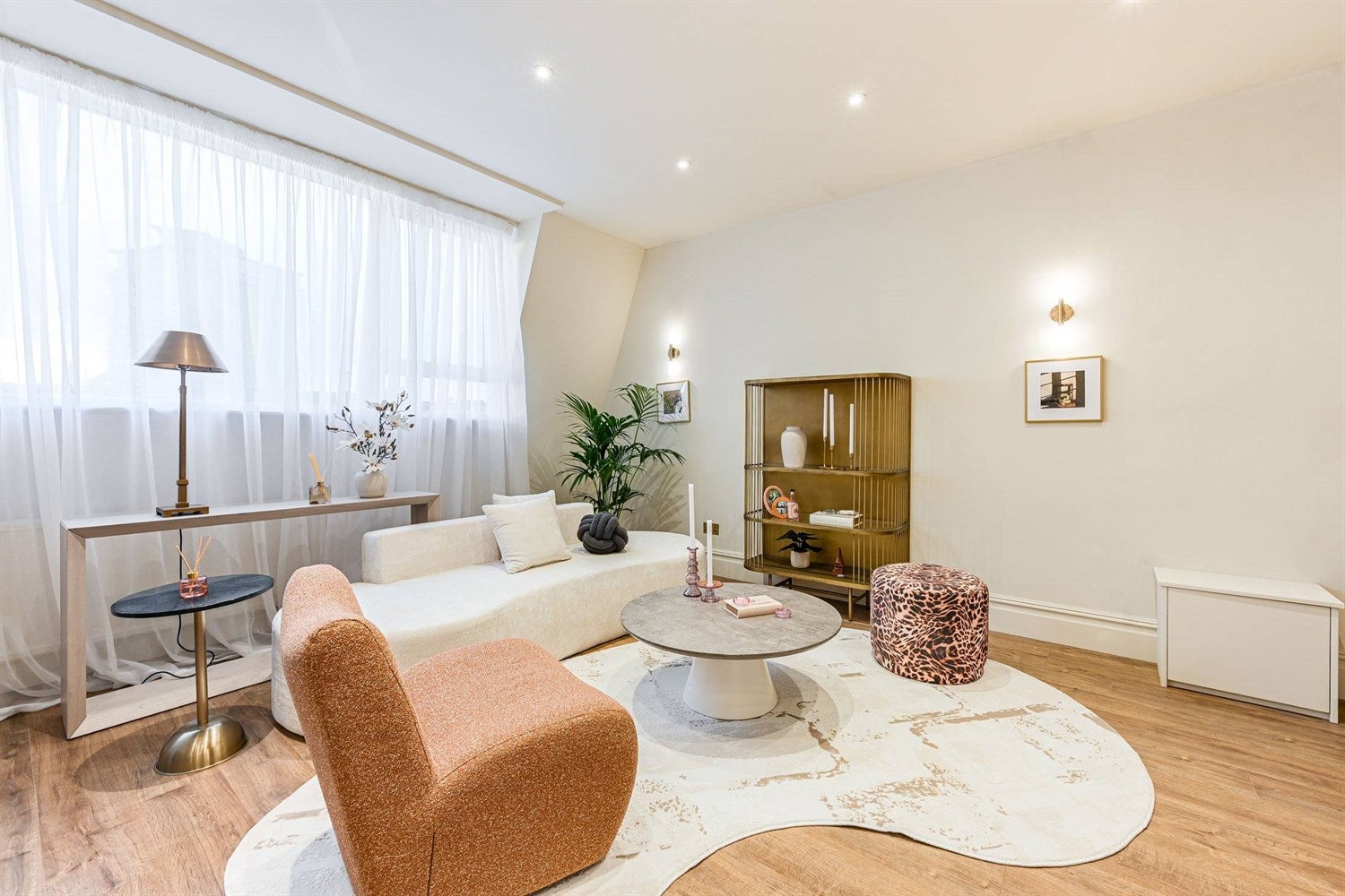 Flat Eardley Crescent in Greater London