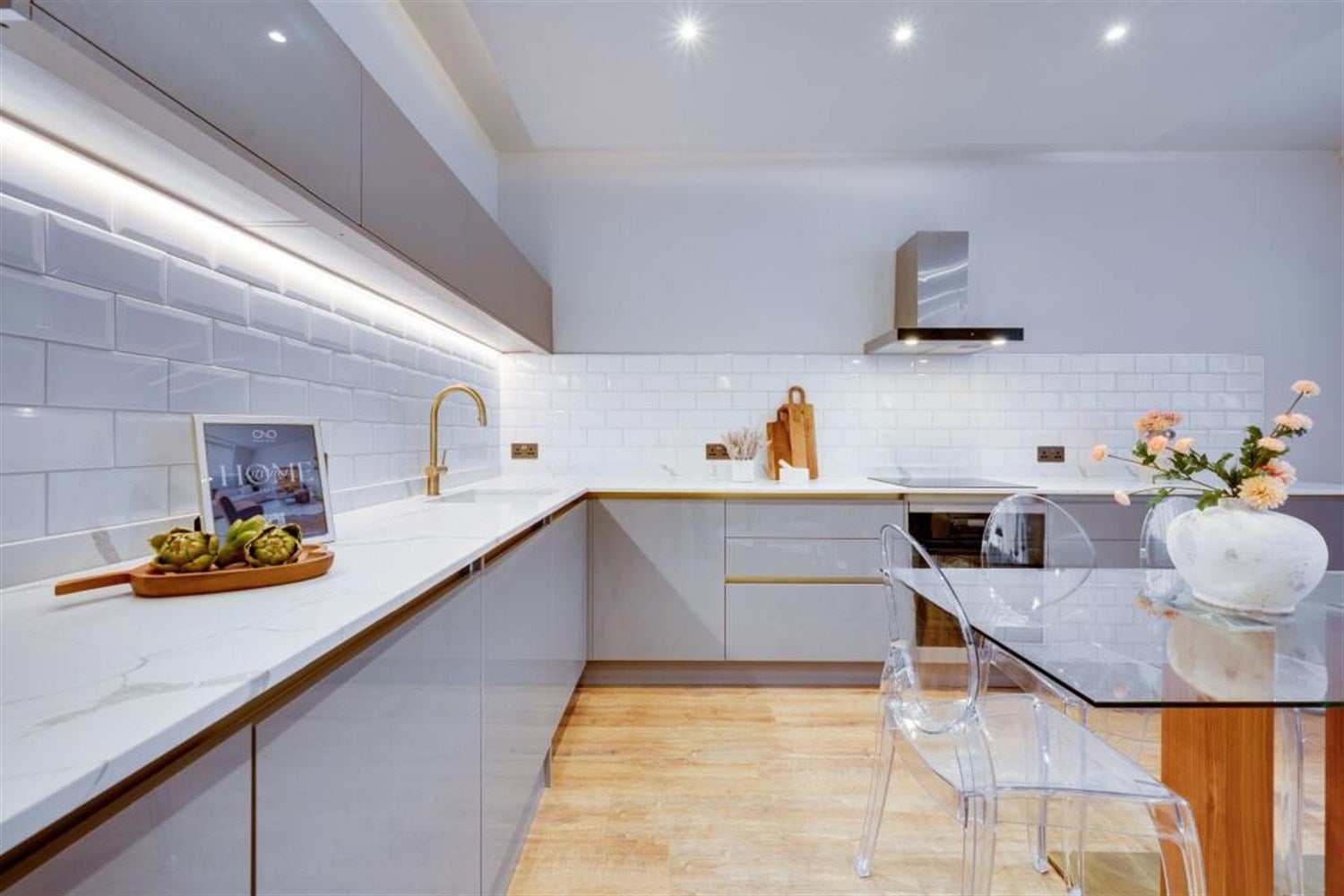 Flat Eardley Crescent in Greater London